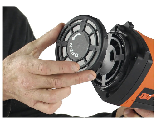 En person byter filter på en spruta.