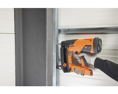 En Spit Pulsa 40P fästanordning används på en metallskena.