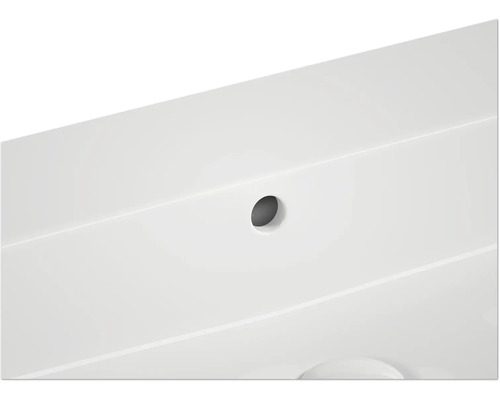 Detaljbild av ett handfat med kranhål.