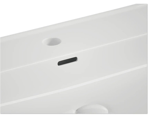 Detaljvy av ett handfat med överfyllnadsskydd och kranhål