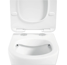 Närbild av en toalett med öppet toalettlock