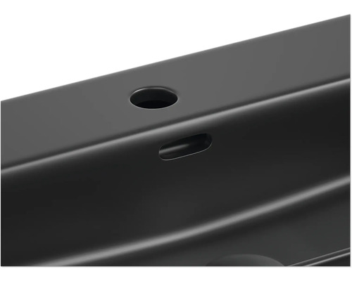 Detaljvy av tvättställ med kranhål och överfyllnadsskydd