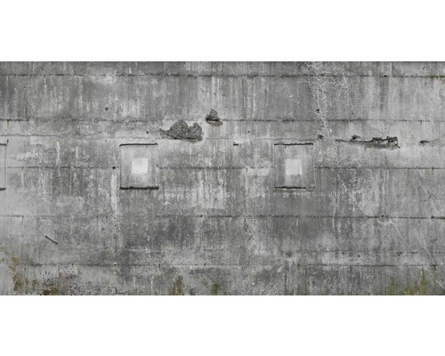 Betongvägg med vittringsspår och kvadratiska urtagningar