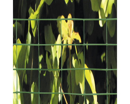 Plaststängsel framför växter