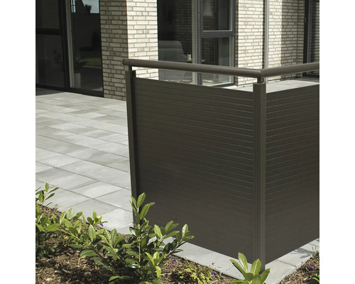 Sichtskyddsstaket av aluminium på en terrass
