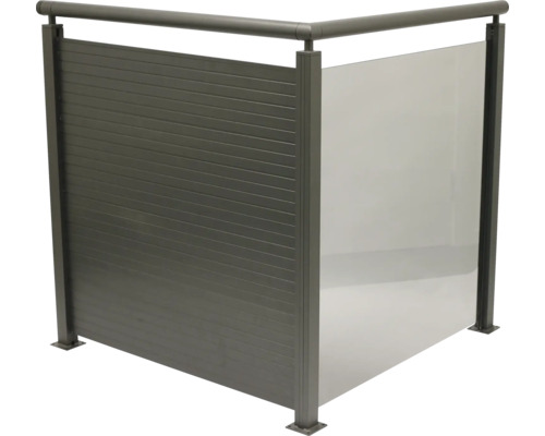 Uteplats skärmvägg med aluminiumlameller och glaselement