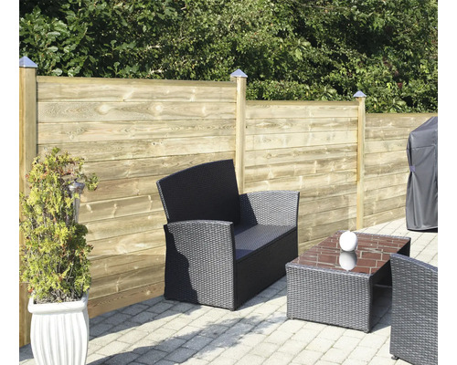 Trästaket med sittgrupp i trädgården