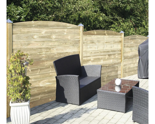 Trädgårdsområde med trästaket och sittgrupp i polyrotting