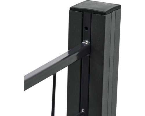 Detaljvy av en staketstolpe med staketelement i metall