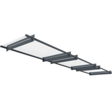 Uteplats med tak med grå metallstruktur och ljus tak.
