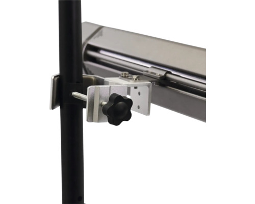 Närbild av fästet för en värmelampa för montering på ett stativ.