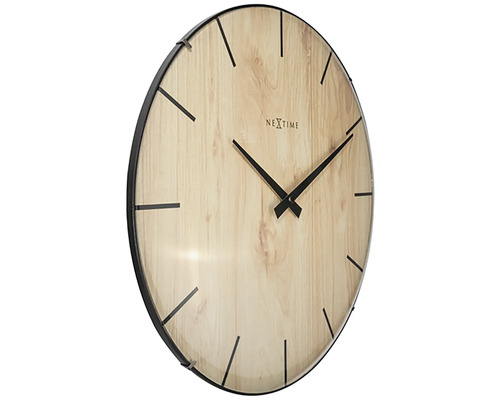 Väggklocka med träutseende och svart ram