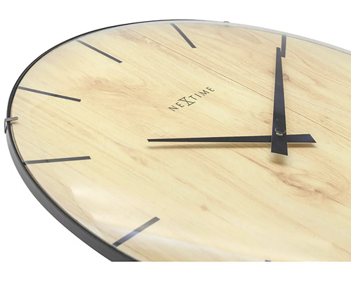 Närbild av en Nextime väggklocka med trädekor och svarta visare.