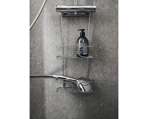 Duschhylla med duschhuvud och tvål i badrummet