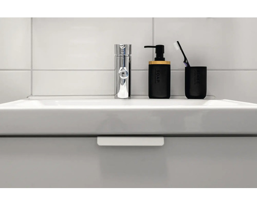 Tvättställ med blandare, tvålpump och mugg för tandborstar