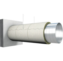 Isolerat ventilationsrör fäst på en vägg
