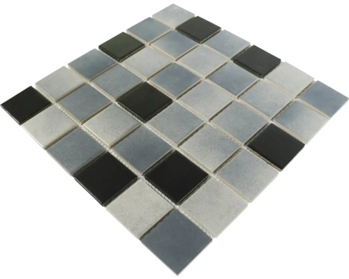 Mosaikplatta med fyrkantiga stenar i olika gråtoner