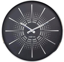 Väggklocka med prickigt mönster och NEXTIME logotyp