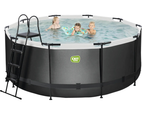 Ovanmarkspool med stege och lekande barn i vattnet