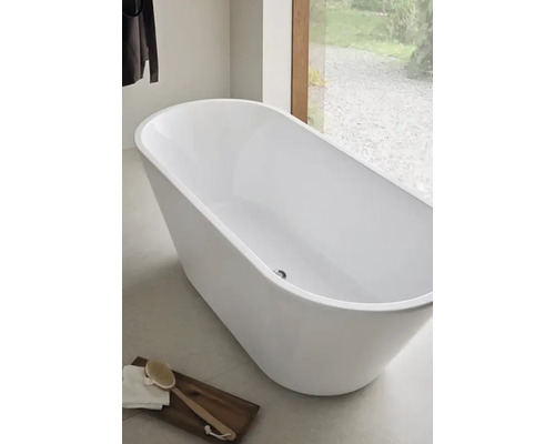 Fristående badkar i badrum med badrumstillbehör
