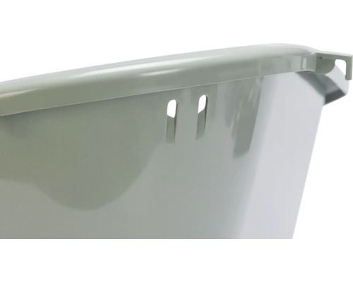 Detaljvy av en grå tvättkorg i plast med handtag