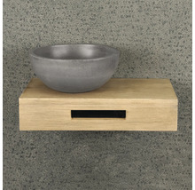 Tvättställ i betong på en trähylla