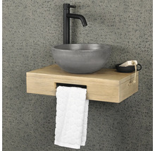 Modern handfat med blandare, hylla och handduk