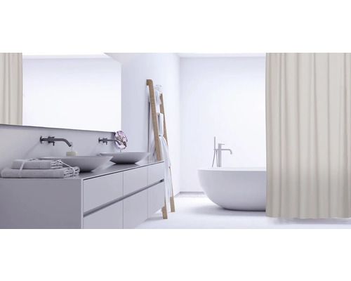 Ljust badrum med dubbla handfat, badkar och duschdraperi