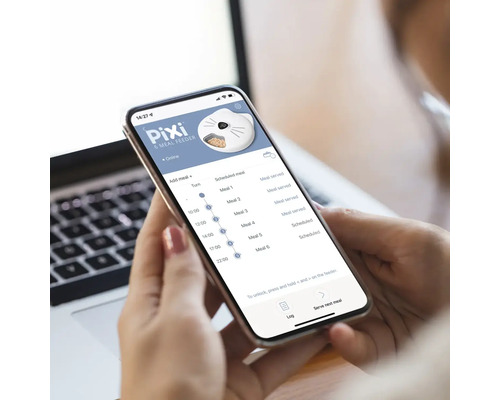 En person använder appen för foderautomaten på en smarttelefon.