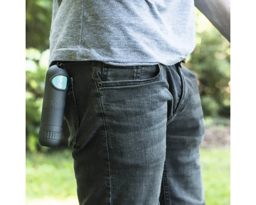 Person med en KONG bajspåseväska i bältet