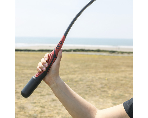 Hand håller KONG bollkastare för hundar