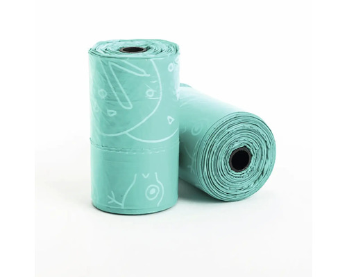 Två rullar hundbajspåsar med djurmönster