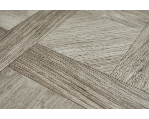 Närbild av vinylgolv med träutseende i schackrutigt mönster