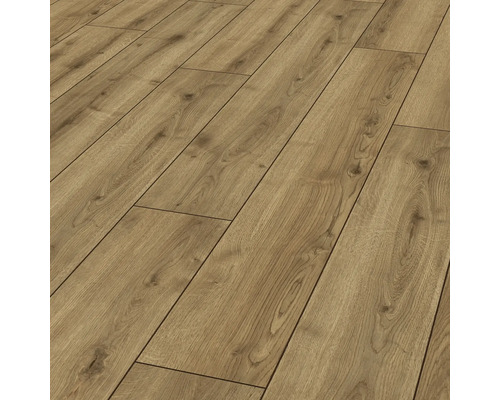 Lagt laminatgolv med träutseende.