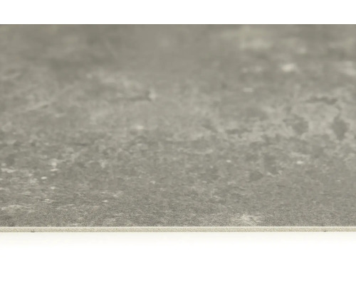 Närbild av en grå golvplatta med stenimitation