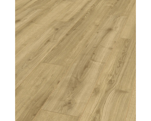 Närbild av laminatgolv med trästruktur.