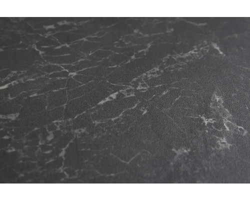 Närbild av en bänkskiva med marmorlook