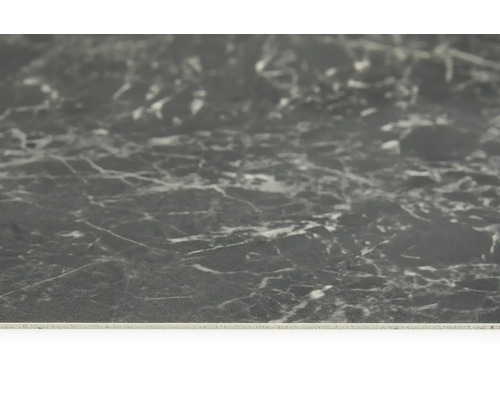 Närbild av en grå bänkskiva med marmorlook.