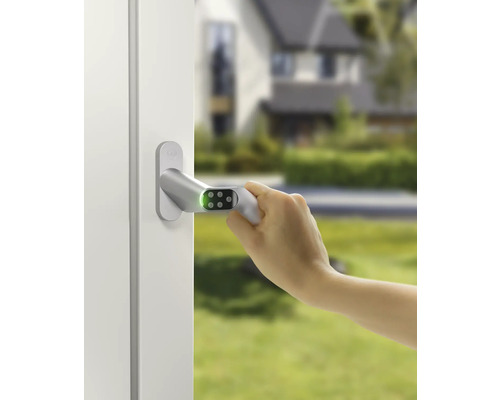 Hand som använder ett fönsterhandtag med sifferkod