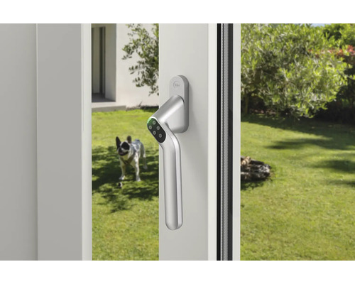 Fönster med fönsterhandtag med sifferkod och Yale-logotyp utomhus