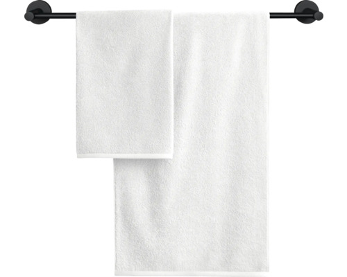Handduk och duschhandduk på en handduksstång