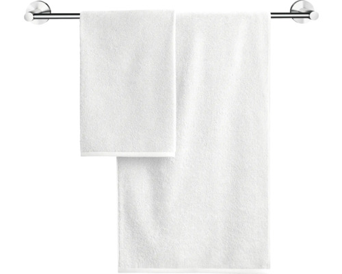Två handdukar hänger på en handdukshängare