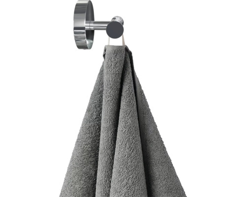 Grå handduk hänger på en handdukskrok