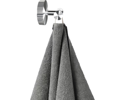 Handduk hänger på en handdukskrok