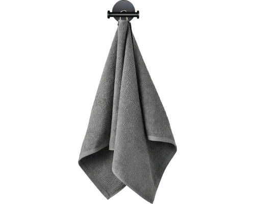 Grå handduk hänger på en handdukskrok