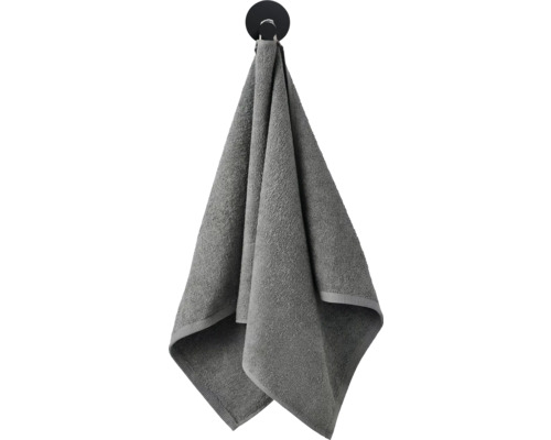Grå handduk hänger på en krok