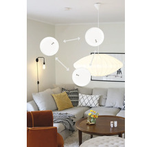 Vardagsrum med rökdetektorer i taket och på väggen