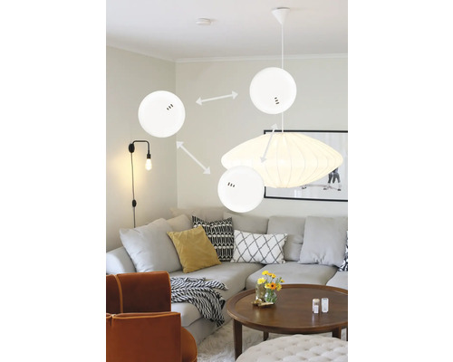 Vardagsrum med rökdetektorer i taket och på väggen