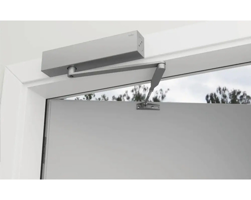 Dörrstängare monterad på en dörr