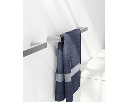 Handdukshållare med handduk i badrummet